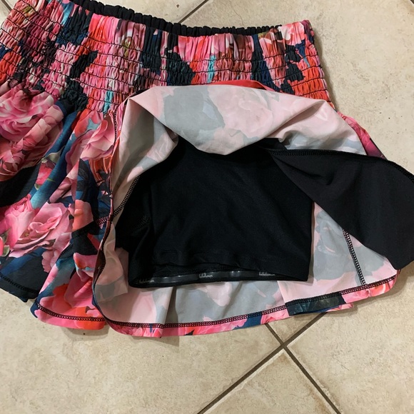 Lululemon floral shorts with built in tight black shorts. Ladies size 4. EUC - Picture 7 of 13